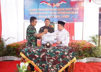 Pangdam XX/TIB Mayjen TNI Arief Gajah Mada bersama Gubernur Jambi Al Haris meninjau lokasi pembangunan Kodam baru di Desa Pondok Meja, Muaro Jambi, Jumat (22/5/2026). (Dok: Redaksi)