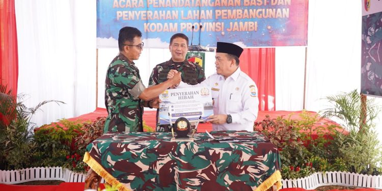 Pangdam XX/TIB Mayjen TNI Arief Gajah Mada bersama Gubernur Jambi Al Haris meninjau lokasi pembangunan Kodam baru di Desa Pondok Meja, Muaro Jambi, Jumat (22/5/2026). (Dok: Redaksi)