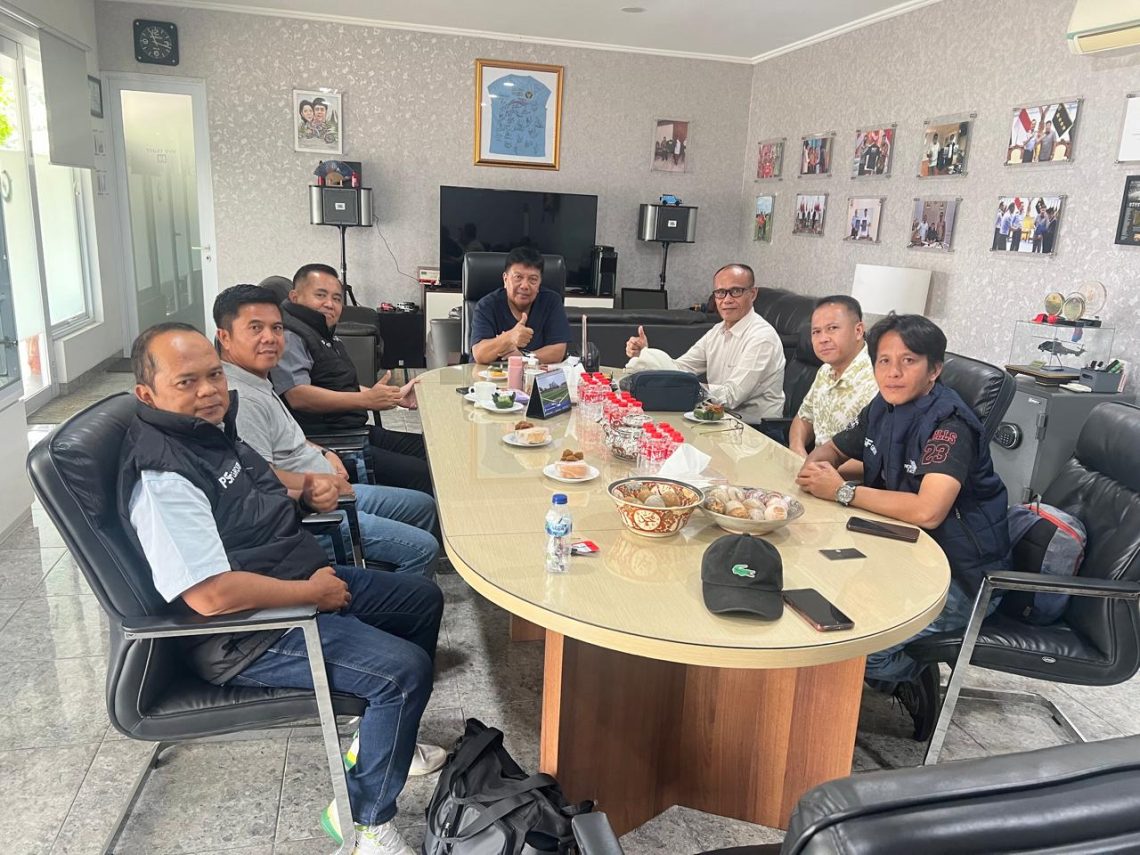Ketua Umum KONI Provinsi Jambi AKBP Mat Sanusi bersama jajaran pengurus melakukan audiensi dengan owner Pancoran Soccer Field (PSF) Club, Gede Widiade, di Jakarta. (Dok: Alpin)