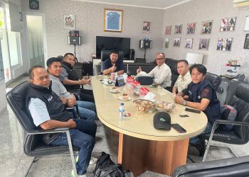 Ketua Umum KONI Provinsi Jambi AKBP Mat Sanusi bersama jajaran pengurus melakukan audiensi dengan owner Pancoran Soccer Field (PSF) Club, Gede Widiade, di Jakarta. (Dok: Alpin)
