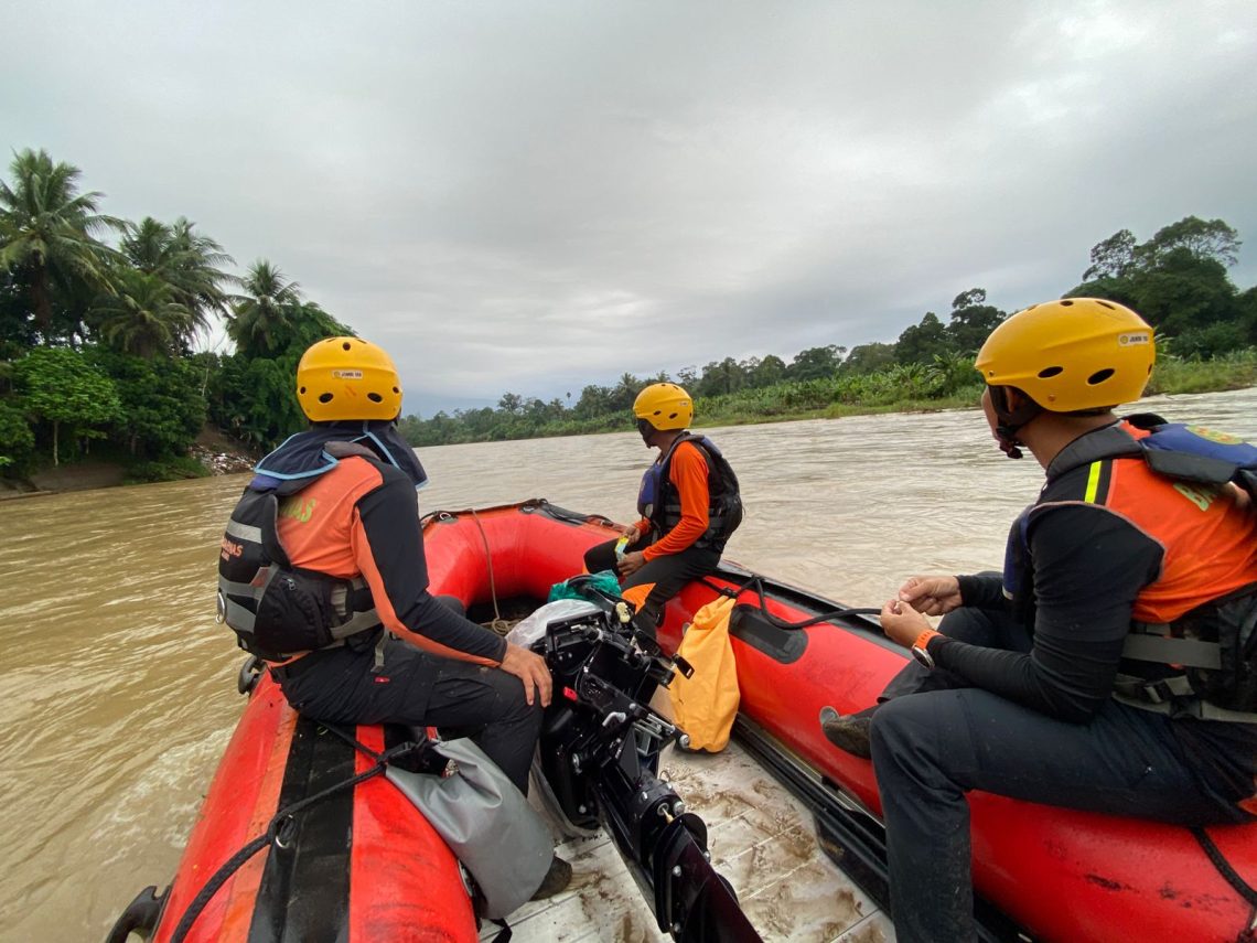 Tim SAR Gabungan bersama BPBD Merangin dan warga melakukan pencarian terhadap seorang remaja bernama Fakih yang dilaporkan hanyut di Sungai Batang Merangin, Desa Pulau Rengas, Kecamatan Bangko Barat. (Dok: Rudi)