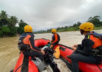 Tim SAR Gabungan bersama BPBD Merangin dan warga melakukan pencarian terhadap seorang remaja bernama Fakih yang dilaporkan hanyut di Sungai Batang Merangin, Desa Pulau Rengas, Kecamatan Bangko Barat. (Dok: Rudi)