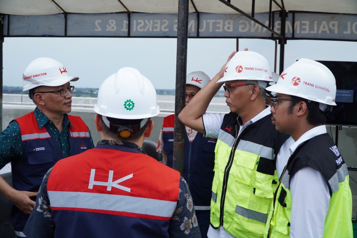 Deputi IV Kantor Staf Presiden bersama jajaran PT Hutama Karya meninjau langsung progres pembangunan Jalan Tol Trans Sumatera Ruas Palembang–Betung–Tempino–Jambi di area Jembatan Musi V, Sumatera Selatan. (Dok: Hutama Karya)