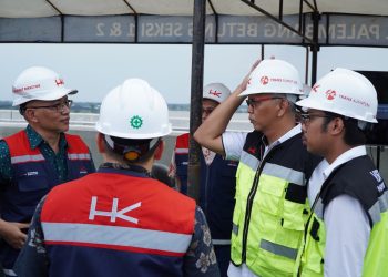 Deputi IV Kantor Staf Presiden bersama jajaran PT Hutama Karya meninjau langsung progres pembangunan Jalan Tol Trans Sumatera Ruas Palembang–Betung–Tempino–Jambi di area Jembatan Musi V, Sumatera Selatan. (Dok: Hutama Karya)