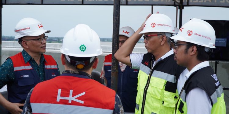 Deputi IV Kantor Staf Presiden bersama jajaran PT Hutama Karya meninjau langsung progres pembangunan Jalan Tol Trans Sumatera Ruas Palembang–Betung–Tempino–Jambi di area Jembatan Musi V, Sumatera Selatan. (Dok: Hutama Karya)