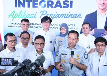 Direktur Utama PT Jasa Raharja Muhammad Awaluddin bersama Direktur Utama BPJS Ketenagakerjaan Saiful Hidayat meluncurkan integrasi aplikasi penjaminan kecelakaan kerja dan kecelakaan lalu lintas guna mempercepat pelayanan bagi pekerja korban kecelakaan dalam hubungan kerja, di RS Primaya Karawang, Senin (25/5/2026). (Dok: Humas JR)