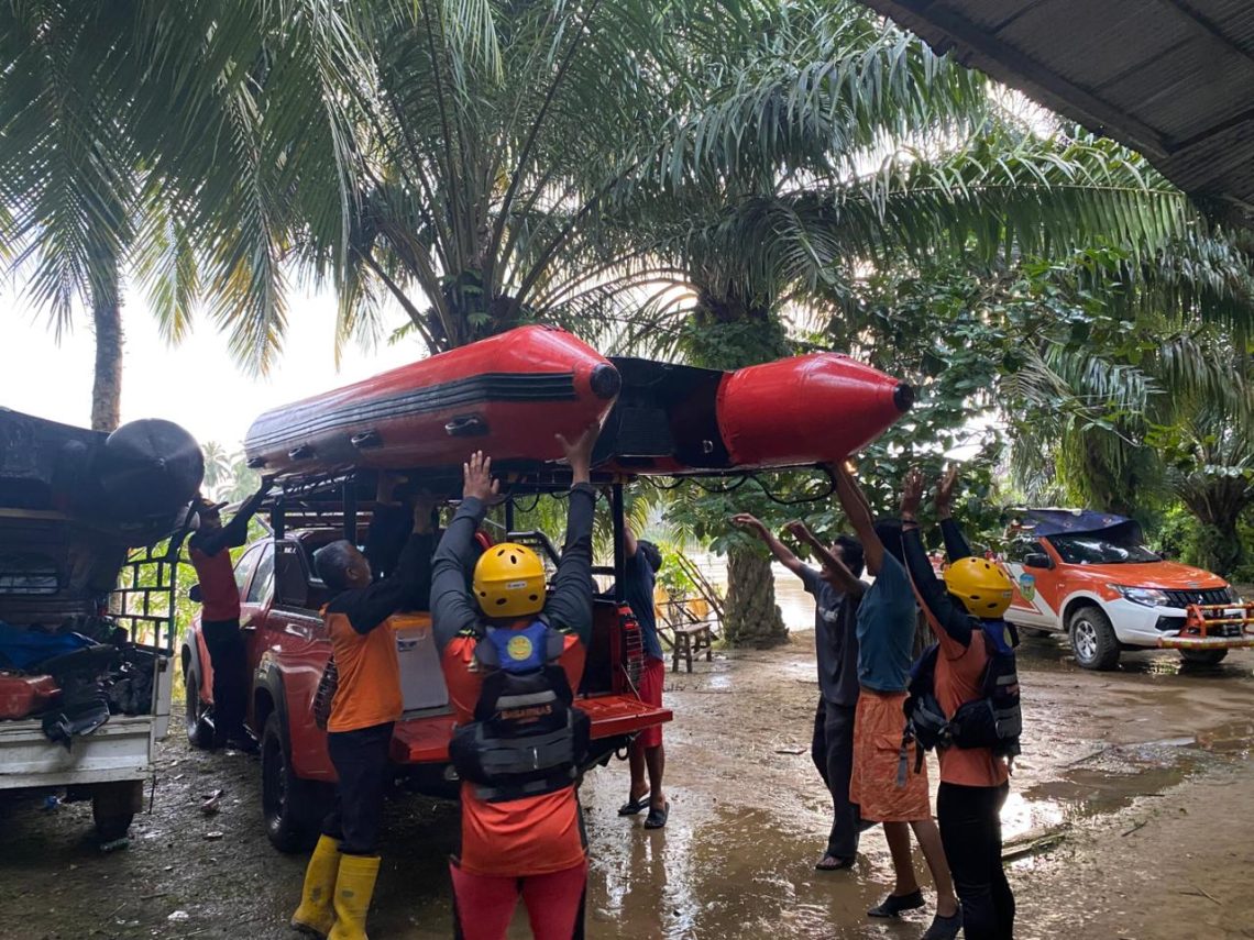 Tim SAR Gabungan melakukan penyisiran di aliran Sungai Batang Tembesi, Kabupaten Sarolangun, Senin (25/5/2026). (Dok: Rahmat)