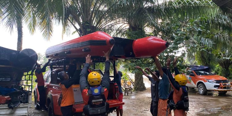 Tim SAR Gabungan melakukan penyisiran di aliran Sungai Batang Tembesi, Kabupaten Sarolangun, Senin (25/5/2026). (Dok: Rahmat)