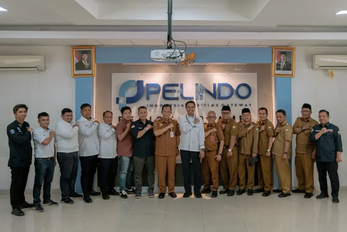 Bupati Muaro Jambi Bambang Bayu Suseno bersama manajemen Pelindo Regional 2 Jambi saat penyerahan hewan kurban Idul Adha 1447 H di Kantor Pelindo Regional 2 Jambi, Talang Duku. (Dok: Rahmat)
