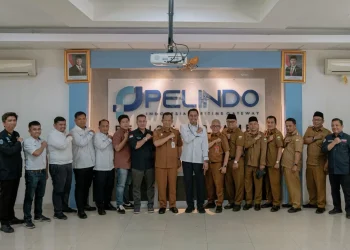 Bupati Muaro Jambi Bambang Bayu Suseno bersama manajemen Pelindo Regional 2 Jambi saat penyerahan hewan kurban Idul Adha 1447 H di Kantor Pelindo Regional 2 Jambi, Talang Duku. (Dok: Rahmat)