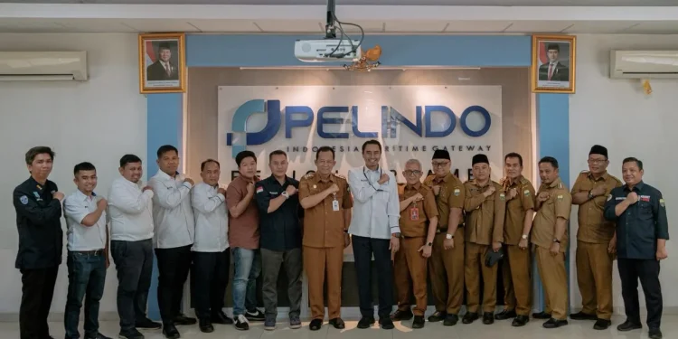Bupati Muaro Jambi Bambang Bayu Suseno bersama manajemen Pelindo Regional 2 Jambi saat penyerahan hewan kurban Idul Adha 1447 H di Kantor Pelindo Regional 2 Jambi, Talang Duku. (Dok: Rahmat)