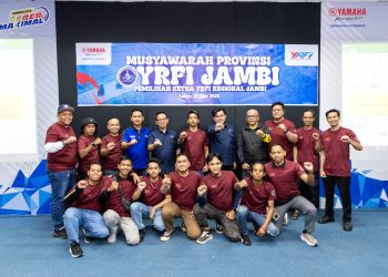 Ketua terpilih YRFI Chapter Jambi periode 2026–2029, Ari Gusriantoro (Arai), bersama perwakilan komunitas motor Yamaha usai pelaksanaan Musyawarah Provinsi (Musprov) di Jambi. (Dok: Alpin)