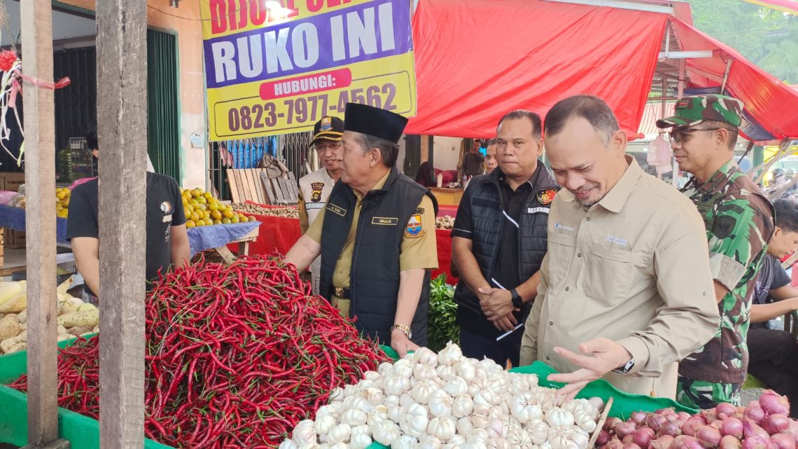 Wakil Gubernur Jambi Abdullah Sani bersama TPID, Satgas Pangan Polda Jambi, dan Forkopimda saat memantau harga serta ketersediaan bahan pokok di Pasar Angso Duo Jambi, Selasa (26/5/2026). (Dok: Alpin)