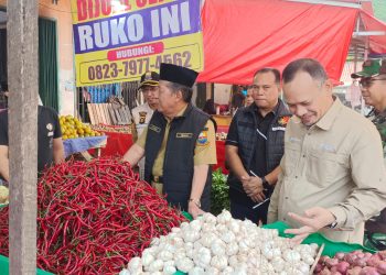 Wakil Gubernur Jambi Abdullah Sani bersama TPID, Satgas Pangan Polda Jambi, dan Forkopimda saat memantau harga serta ketersediaan bahan pokok di Pasar Angso Duo Jambi, Selasa (26/5/2026). (Dok: Alpin)