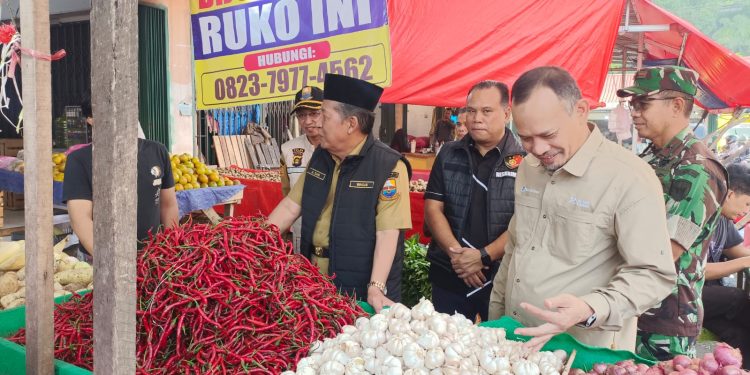 Wakil Gubernur Jambi Abdullah Sani bersama TPID, Satgas Pangan Polda Jambi, dan Forkopimda saat memantau harga serta ketersediaan bahan pokok di Pasar Angso Duo Jambi, Selasa (26/5/2026). (Dok: Alpin)
