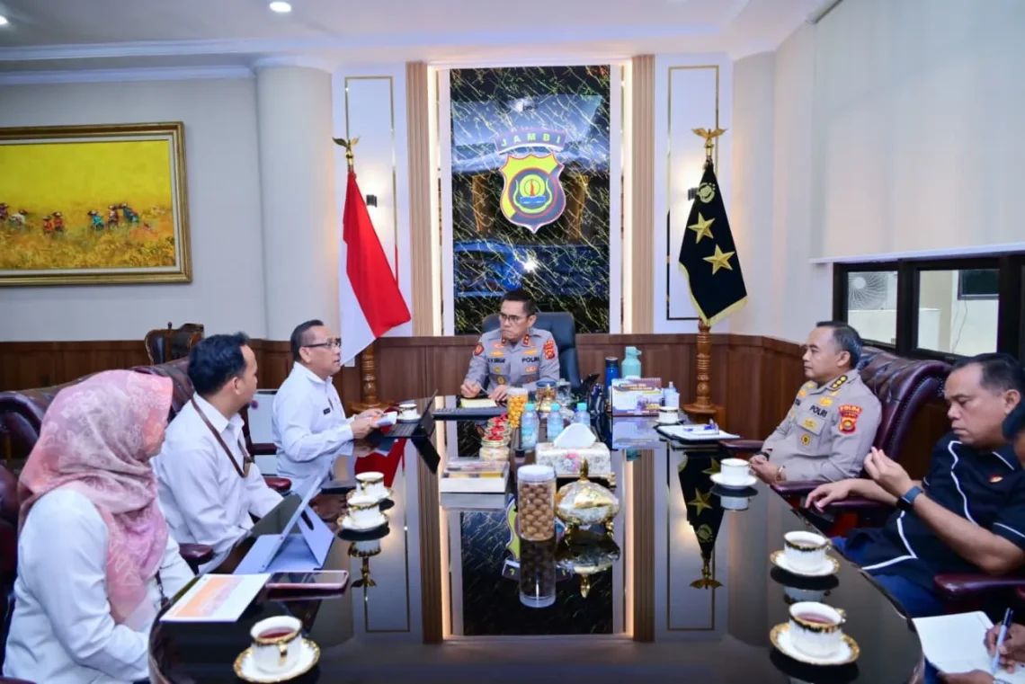 Kapolda Jambi Irjen Pol. Krisno H. Siregar menerima audiensi jajaran BPS Provinsi Jambi di Ruang Kerja Kapolda Jambi, Selasa (26/5/2026). (Dok: Humas Polda Jambi)
