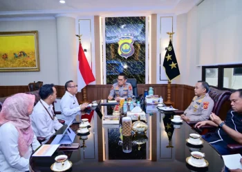 Kapolda Jambi Irjen Pol. Krisno H. Siregar menerima audiensi jajaran BPS Provinsi Jambi di Ruang Kerja Kapolda Jambi, Selasa (26/5/2026). (Dok: Humas Polda Jambi)