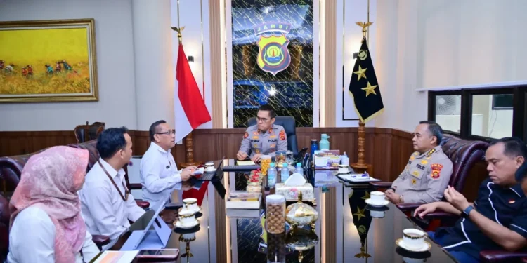 Kapolda Jambi Irjen Pol. Krisno H. Siregar menerima audiensi jajaran BPS Provinsi Jambi di Ruang Kerja Kapolda Jambi, Selasa (26/5/2026). (Dok: Humas Polda Jambi)