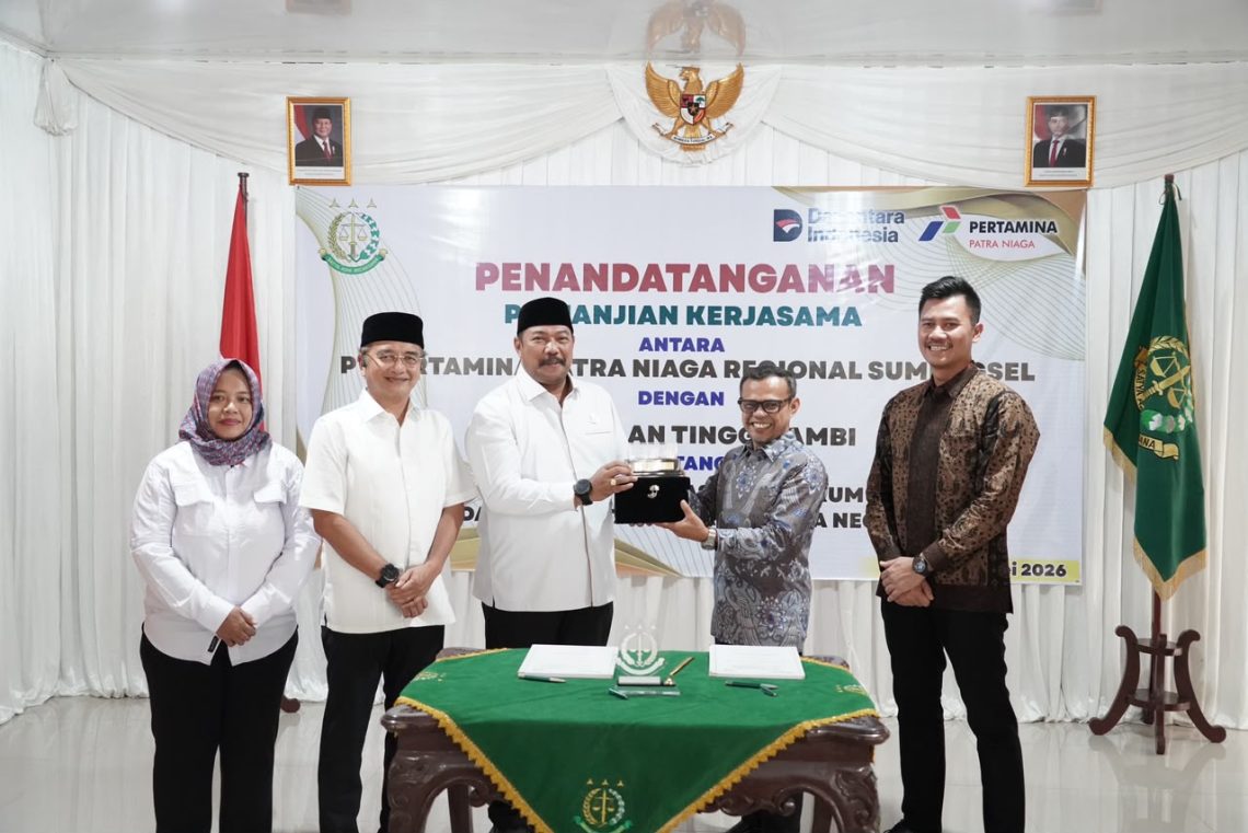 Kepala Kejati Jambi Sugeng Hariadi bersama General Manager PT Pertamina Patra Niaga Regional Sumbagsel Alexander Susilo menandatangani Perjanjian Kerja Sama bidang Perdata dan Tata Usaha Negara di Aula Kejati Jambi. (Dok: Rudi)