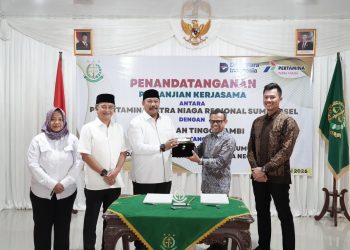 Kepala Kejati Jambi Sugeng Hariadi bersama General Manager PT Pertamina Patra Niaga Regional Sumbagsel Alexander Susilo menandatangani Perjanjian Kerja Sama bidang Perdata dan Tata Usaha Negara di Aula Kejati Jambi. (Dok: Rudi)
