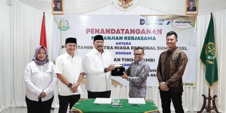 Kepala Kejati Jambi Sugeng Hariadi bersama General Manager PT Pertamina Patra Niaga Regional Sumbagsel Alexander Susilo menandatangani Perjanjian Kerja Sama bidang Perdata dan Tata Usaha Negara di Aula Kejati Jambi. (Dok: Rudi)