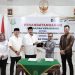 Kepala Kejati Jambi Sugeng Hariadi bersama General Manager PT Pertamina Patra Niaga Regional Sumbagsel Alexander Susilo menandatangani Perjanjian Kerja Sama bidang Perdata dan Tata Usaha Negara di Aula Kejati Jambi. (Dok: Rudi)