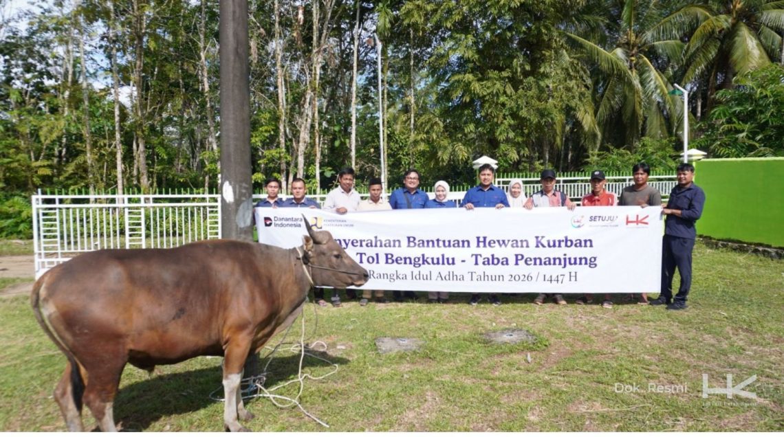 Perwakilan PT Hutama Karya (Persero) menyerahkan hewan kurban secara simbolis kepada masyarakat dan pengurus masjid dalam program TJSL “HK Peduli Sosial” pada momentum Hari Raya Iduladha 1447 H, Selasa (26/05/2026). (Dok: Hutama Karya)