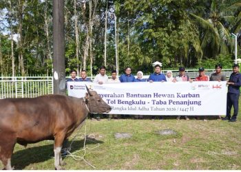 Perwakilan PT Hutama Karya (Persero) menyerahkan hewan kurban secara simbolis kepada masyarakat dan pengurus masjid dalam program TJSL “HK Peduli Sosial” pada momentum Hari Raya Iduladha 1447 H, Selasa (26/05/2026). (Dok: Hutama Karya)