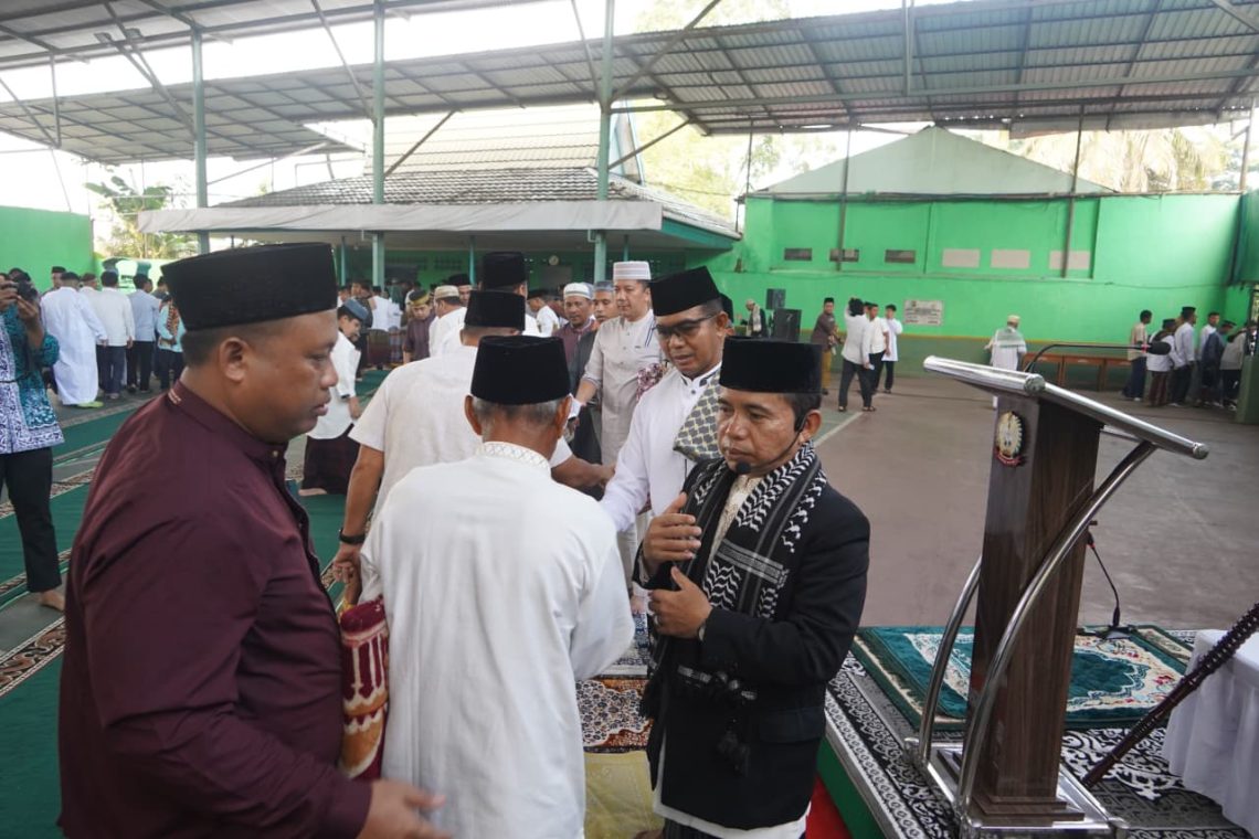 Danrem 042/Gapu Brigjen TNI Nyamin bersama prajurit, Persit dan masyarakat melaksanakan Sholat Idul Adha 1447 H di Lapangan Tenis Indoor Makorem 042/Gapu, Rabu (27/5/2026). (Dok: Rahmat)