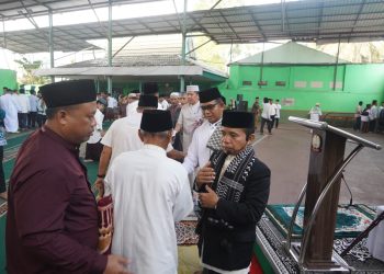 Danrem 042/Gapu Brigjen TNI Nyamin bersama prajurit, Persit dan masyarakat melaksanakan Sholat Idul Adha 1447 H di Lapangan Tenis Indoor Makorem 042/Gapu, Rabu (27/5/2026). (Dok: Rahmat)
