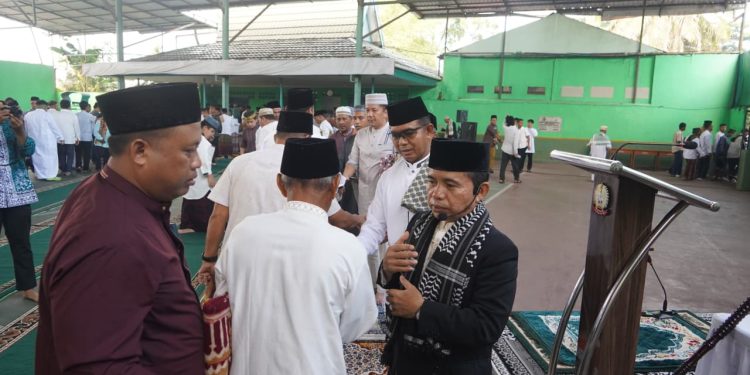 Danrem 042/Gapu Brigjen TNI Nyamin bersama prajurit, Persit dan masyarakat melaksanakan Sholat Idul Adha 1447 H di Lapangan Tenis Indoor Makorem 042/Gapu, Rabu (27/5/2026). (Dok: Rahmat)