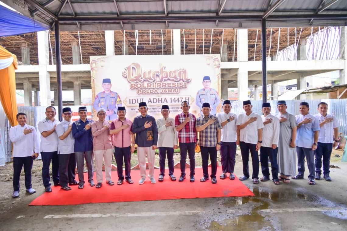 Kapolda Jambi Krisno H. Siregar bersama jajaran Polda Jambi saat pelaksanaan penyembelihan hewan kurban usai Shalat Idul Adha 1447 Hijriah di Mapolda Jambi, Rabu (27/5/2026). (Dok: Alpin)