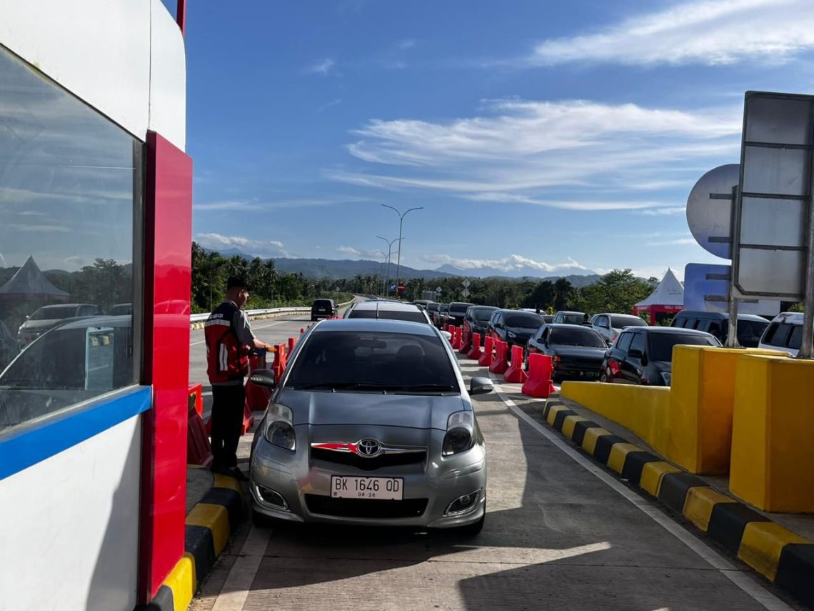 Arus kendaraan melintas di salah satu ruas Jalan Tol Trans Sumatera selama periode libur panjang Iduladha, Waisak, dan Hari Lahir Pancasila 2026. (Dok: Hutama Karya)