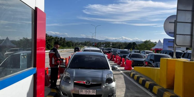 Arus kendaraan melintas di salah satu ruas Jalan Tol Trans Sumatera selama periode libur panjang Iduladha, Waisak, dan Hari Lahir Pancasila 2026. (Dok: Hutama Karya)