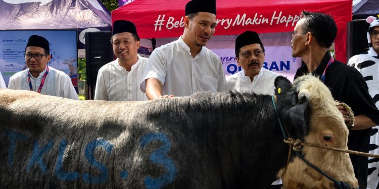 Ketua Umum MTXLSMART, Feby Sallyanto; Direktur & Chief People Officer XLSMART, Jeremiah Ratadhi; Direktur & Chief Strategy & Home Business Officer XLSMART, Feiruz Ikhwan Bin Abdul Malek; Direktur & Chief Regulatory Officer XLSMART, Merza Fachys, bersama Duta Qurban XLSMART, dalam sesi penyerahan qurban secara simbolis di Kantor XLSMART Jalan Rasuna Said, Jakarta Selatan, Selasa (26/5). (Dok: Corporate Communications & Sustainability XLSMART)