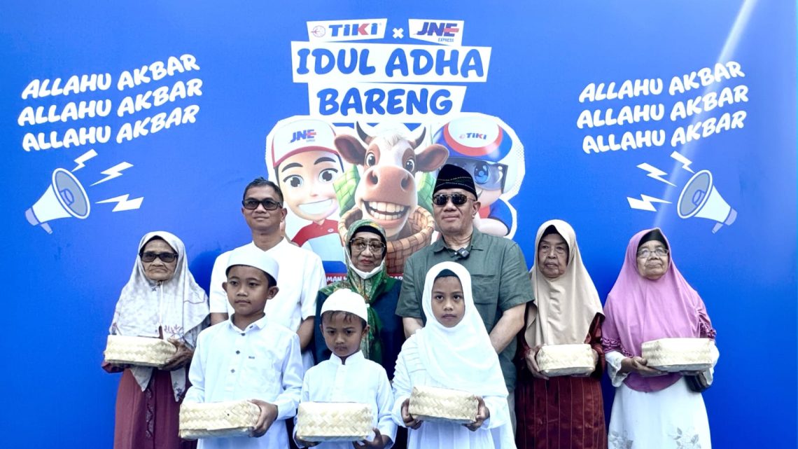 JNE dan TIKI menyambut Idul Adha 1447 H dengan menyembelih 30 ekor sapi kurban dan membagikan ribuan paket daging kepada masyarakat. (Dok: JNE Ekspres)