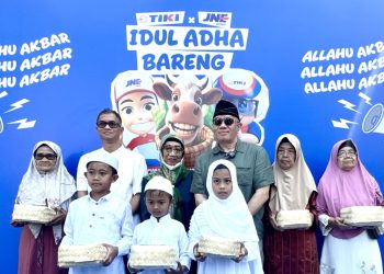 JNE dan TIKI menyambut Idul Adha 1447 H dengan menyembelih 30 ekor sapi kurban dan membagikan ribuan paket daging kepada masyarakat. (Dok: JNE Ekspres)