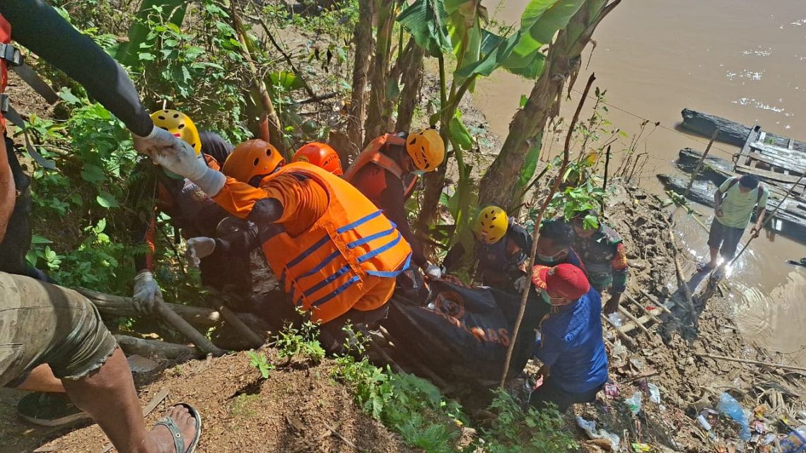 Tim SAR gabungan mengevakuasi jasad Dimas Ramadhoni (24), pemuda asal Desa Mandiangin yang ditemukan meninggal dunia di Sungai Batang Tembesi setelah enam hari pencarian. (Dok: Rahmat)