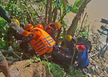 Tim SAR gabungan mengevakuasi jasad Dimas Ramadhoni (24), pemuda asal Desa Mandiangin yang ditemukan meninggal dunia di Sungai Batang Tembesi setelah enam hari pencarian. (Dok: Rahmat)