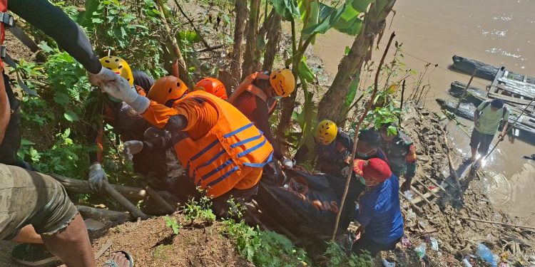 Tim SAR gabungan mengevakuasi jasad Dimas Ramadhoni (24), pemuda asal Desa Mandiangin yang ditemukan meninggal dunia di Sungai Batang Tembesi setelah enam hari pencarian. (Dok: Rahmat)