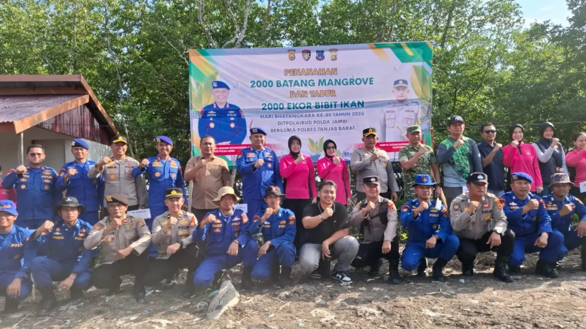 Ditpolairud Polda Jambi bersama Polres Tanjab Barat menanam 2.000 batang mangrove dan menebar 2.000 bibit ikan di kawasan pesisir Pantai Kelapa Mangrove Parit 9, Tungkal Ilir. (Dok; Alpin)