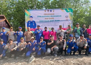 Ditpolairud Polda Jambi bersama Polres Tanjab Barat menanam 2.000 batang mangrove dan menebar 2.000 bibit ikan di kawasan pesisir Pantai Kelapa Mangrove Parit 9, Tungkal Ilir. (Dok; Alpin)