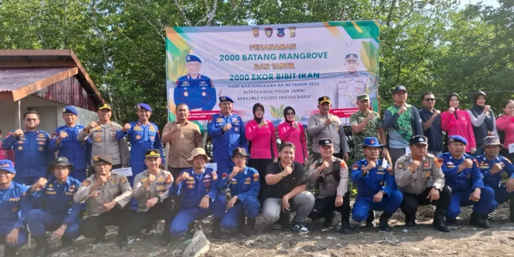 Ditpolairud Polda Jambi bersama Polres Tanjab Barat menanam 2.000 batang mangrove dan menebar 2.000 bibit ikan di kawasan pesisir Pantai Kelapa Mangrove Parit 9, Tungkal Ilir. (Dok; Alpin)