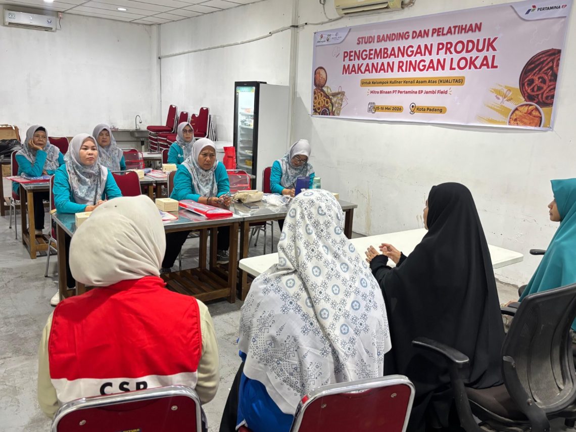 Anggota Kelompok Kuliner Kenali Asam Atas (KUALITAS) mengikuti pelatihan dan praktik pembuatan makanan ringan berbahan dasar singkong di Kota Padang, Sumatera Barat. (Dok: Media Relation PT Pertamina Hulu Rokan Regional 1 Sumatera Zona 1)