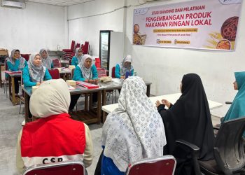 Anggota Kelompok Kuliner Kenali Asam Atas (KUALITAS) mengikuti pelatihan dan praktik pembuatan makanan ringan berbahan dasar singkong di Kota Padang, Sumatera Barat. (Dok: Media Relation PT Pertamina Hulu Rokan Regional 1 Sumatera Zona 1)