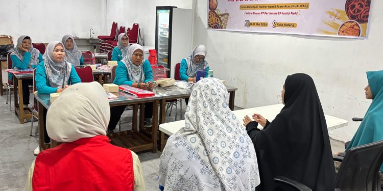 Anggota Kelompok Kuliner Kenali Asam Atas (KUALITAS) mengikuti pelatihan dan praktik pembuatan makanan ringan berbahan dasar singkong di Kota Padang, Sumatera Barat. (Dok: Media Relation PT Pertamina Hulu Rokan Regional 1 Sumatera Zona 1)