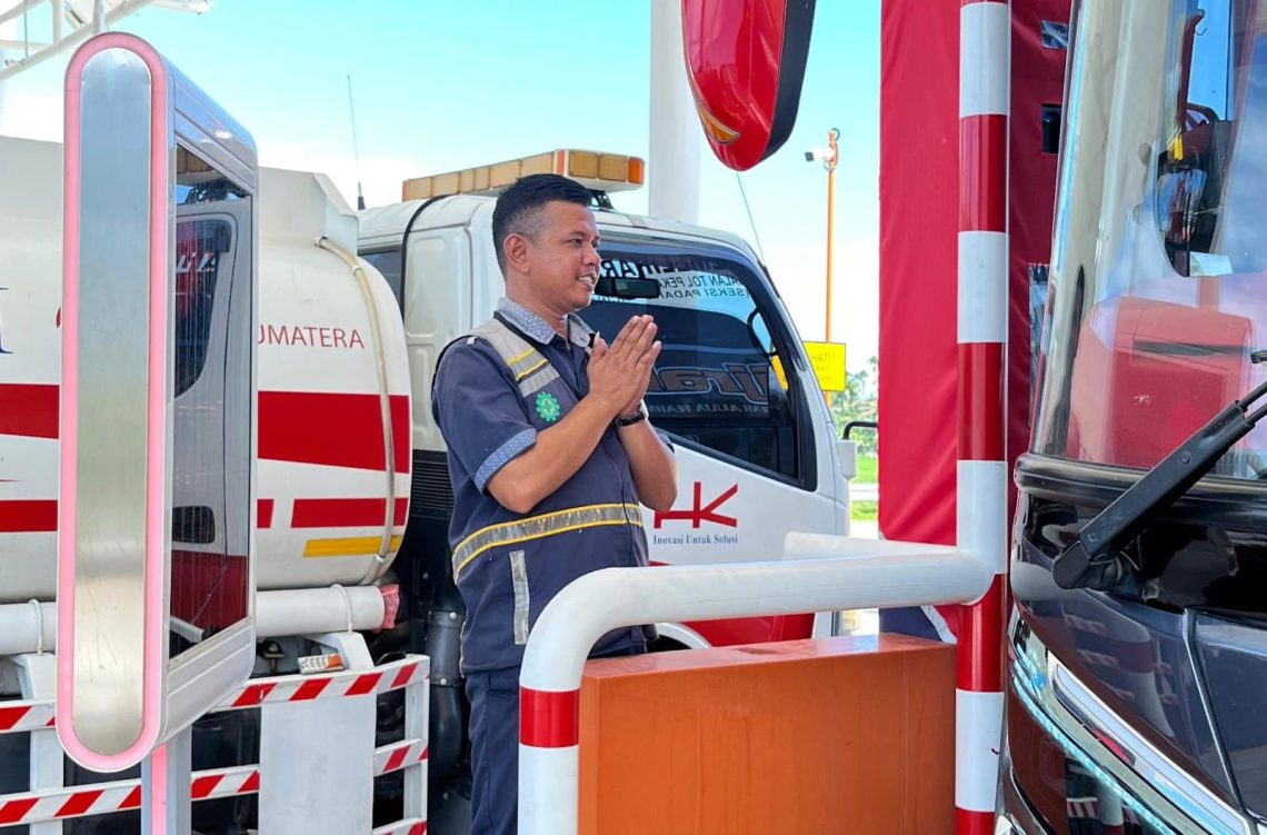 Petugas Hutama Karya melakukan pemantauan arus lalu lintas di salah satu ruas Jalan Tol Trans Sumatera selama periode libur panjang Idul Adha, Waisak, dan Hari Lahir Pancasila. (Dok: Hutama Karya)