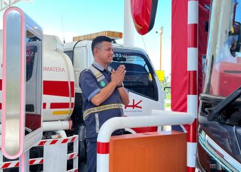 Petugas Hutama Karya melakukan pemantauan arus lalu lintas di salah satu ruas Jalan Tol Trans Sumatera selama periode libur panjang Idul Adha, Waisak, dan Hari Lahir Pancasila. (Dok: Hutama Karya)