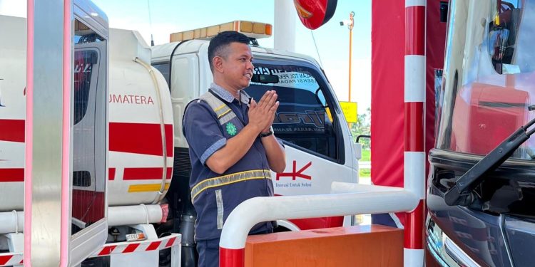 Petugas Hutama Karya melakukan pemantauan arus lalu lintas di salah satu ruas Jalan Tol Trans Sumatera selama periode libur panjang Idul Adha, Waisak, dan Hari Lahir Pancasila. (Dok: Hutama Karya)