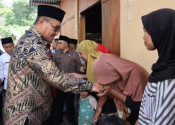 Wali Kota Sungai Penuh Alfin bersama Wakil Wali Kota Azhar Hamzah menyerahkan bantuan kepada warga korban kebakaran di Desa Koto Tinggi, Kecamatan Sungai Bungkal. (Dok: Rahmat)